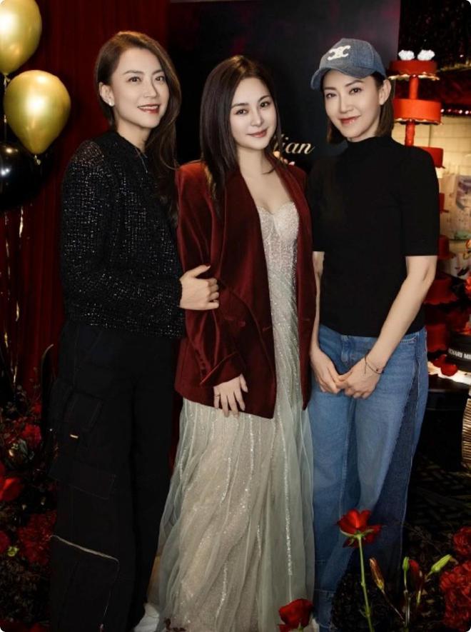 岁阿娇生日秀事业线这腰臀比简直绝了开元棋牌差点错过的“好身材”44(图13)
