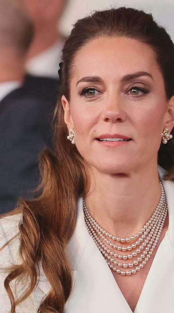 第3次穿白色假两件连衣裙半扎发造型美开元棋牌网站凯特王妃戴5股珍珠项链(图7)