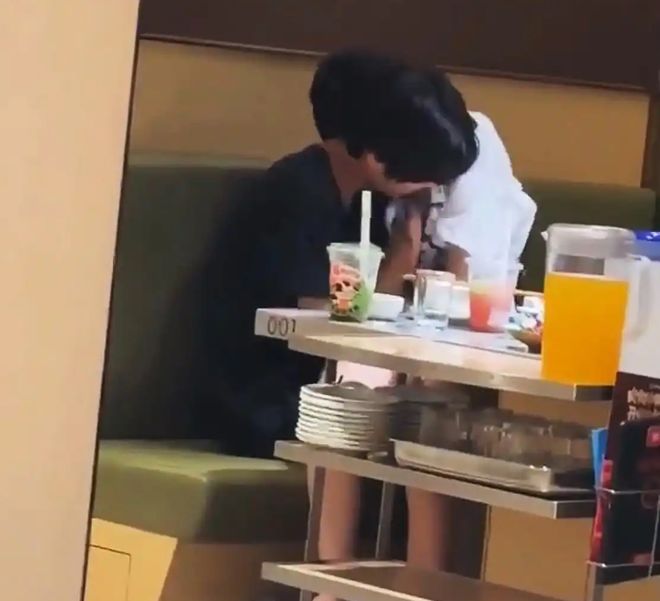 旁若无人亲热16秒流出手伸进裙下开元棋牌曝海底捞火锅店一对男女(图2)