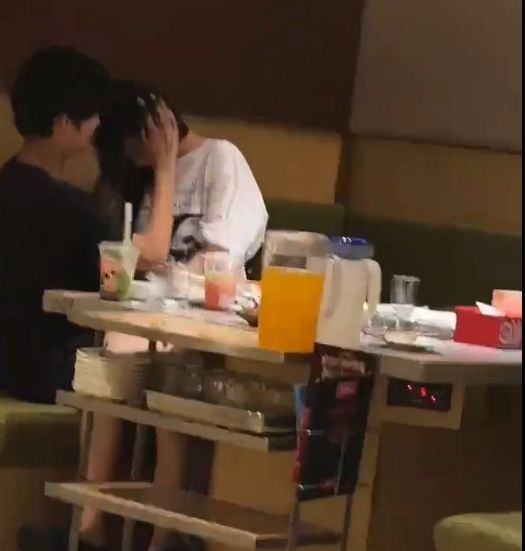 旁若无人亲热16秒流出手伸进裙下开元棋牌