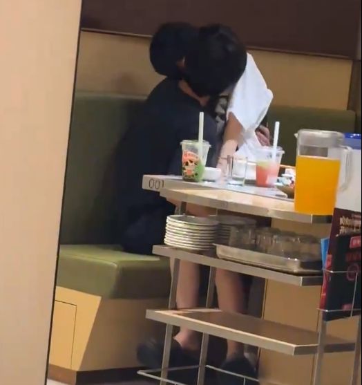 旁若无人亲热16秒流出手伸进裙下开元棋牌曝海底捞火锅店一对男女(图4)