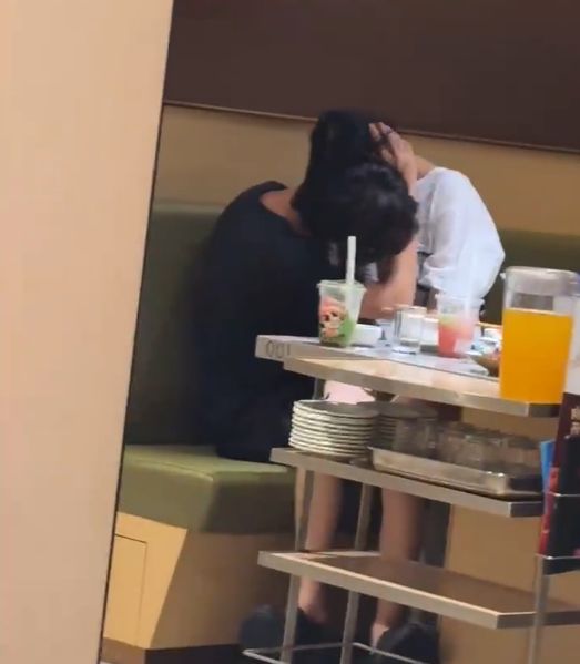 旁若无人亲热16秒流出手伸进裙下开元棋牌曝海底捞火锅店一对男女(图5)