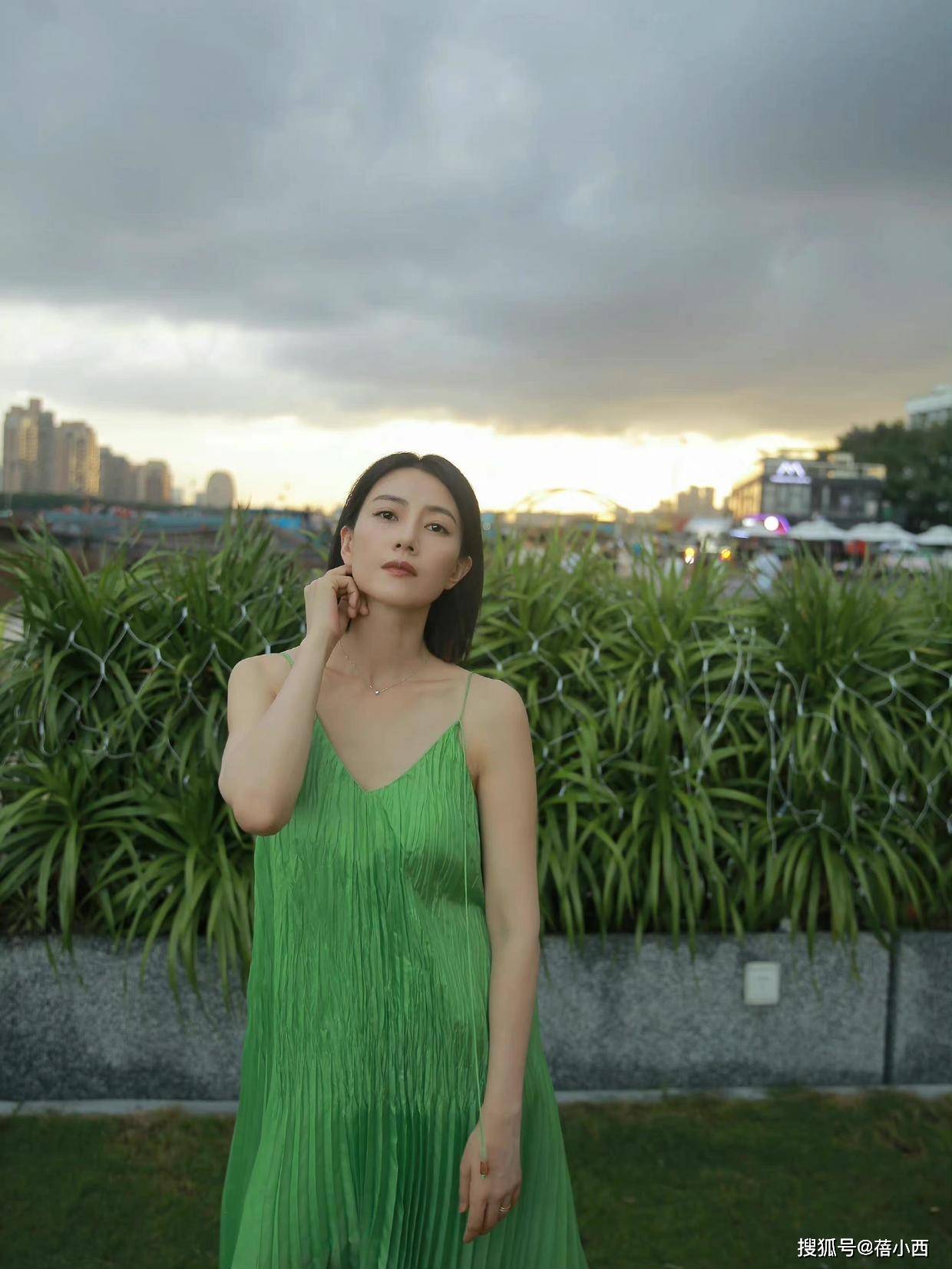 针织衫印花连衣裙小肚腩大都藏起来开元ky棋牌高圆圆才是穿搭高手(图2)