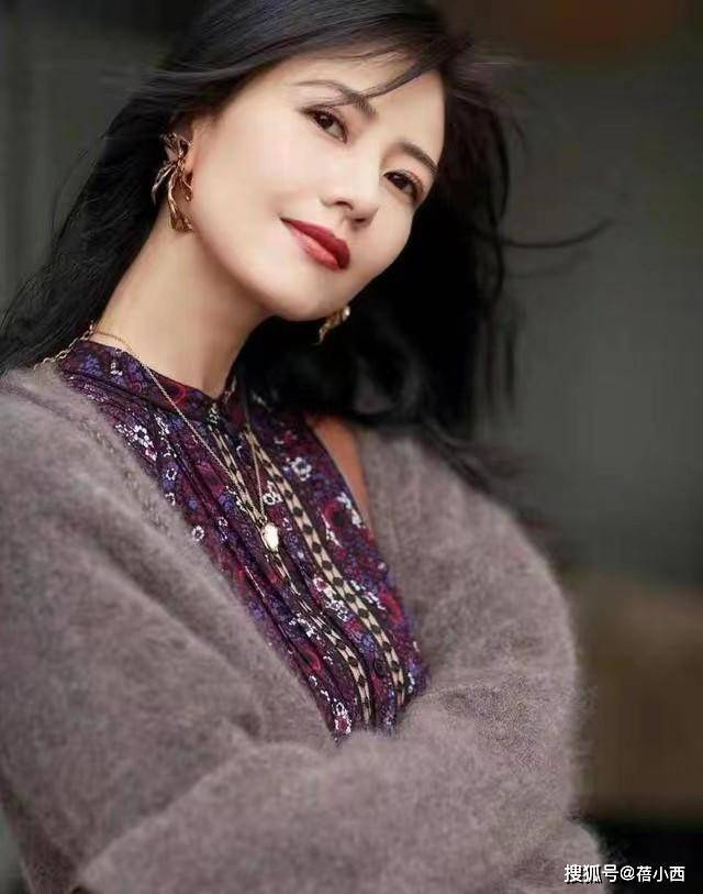 针织衫印花连衣裙小肚腩大都藏起来开元ky棋牌高圆圆才是穿搭高手(图4)