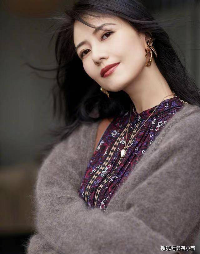 针织衫印花连衣裙小肚腩大都藏起来开元ky棋牌高圆圆才是穿搭高手(图5)