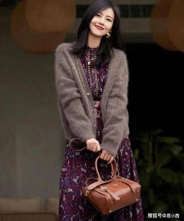 针织衫印花连衣裙小肚腩大都藏起来开元ky棋牌高圆圆才是穿搭高手(图7)