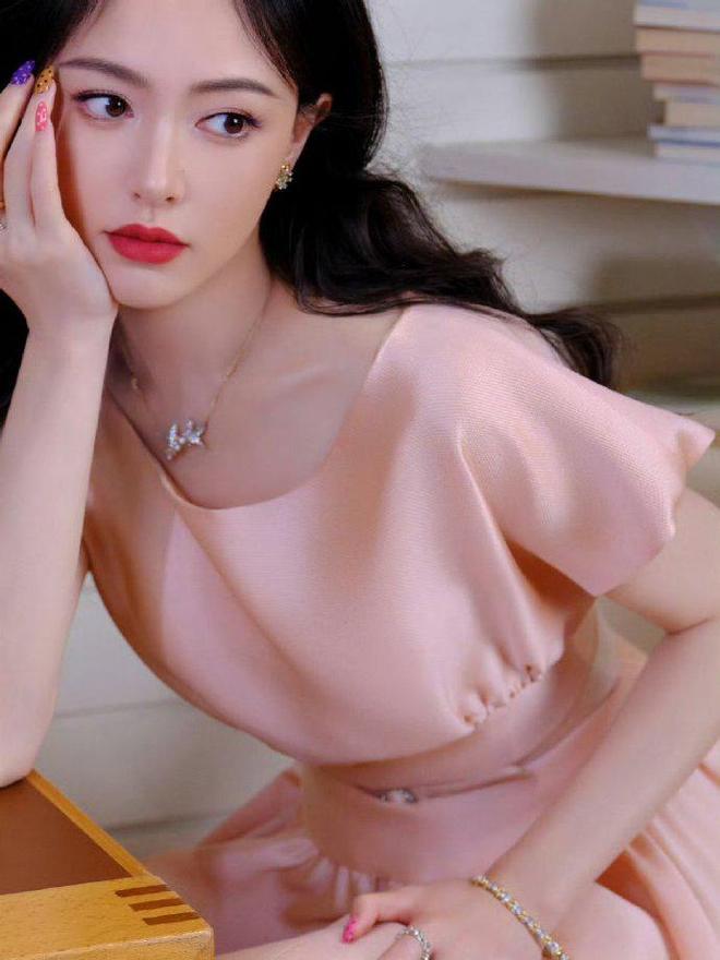了：粉色选低饱和度选收腰款才更出彩开元棋牌试玩看了唐嫣中秋穿搭我悟(图6)